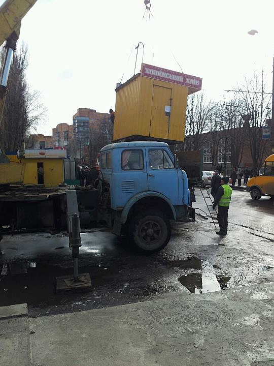 Самовольно установленные киоски на Химгородке демонтировали