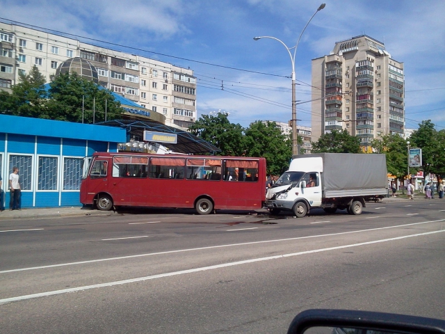 пассажирский автобус въехал в остановку